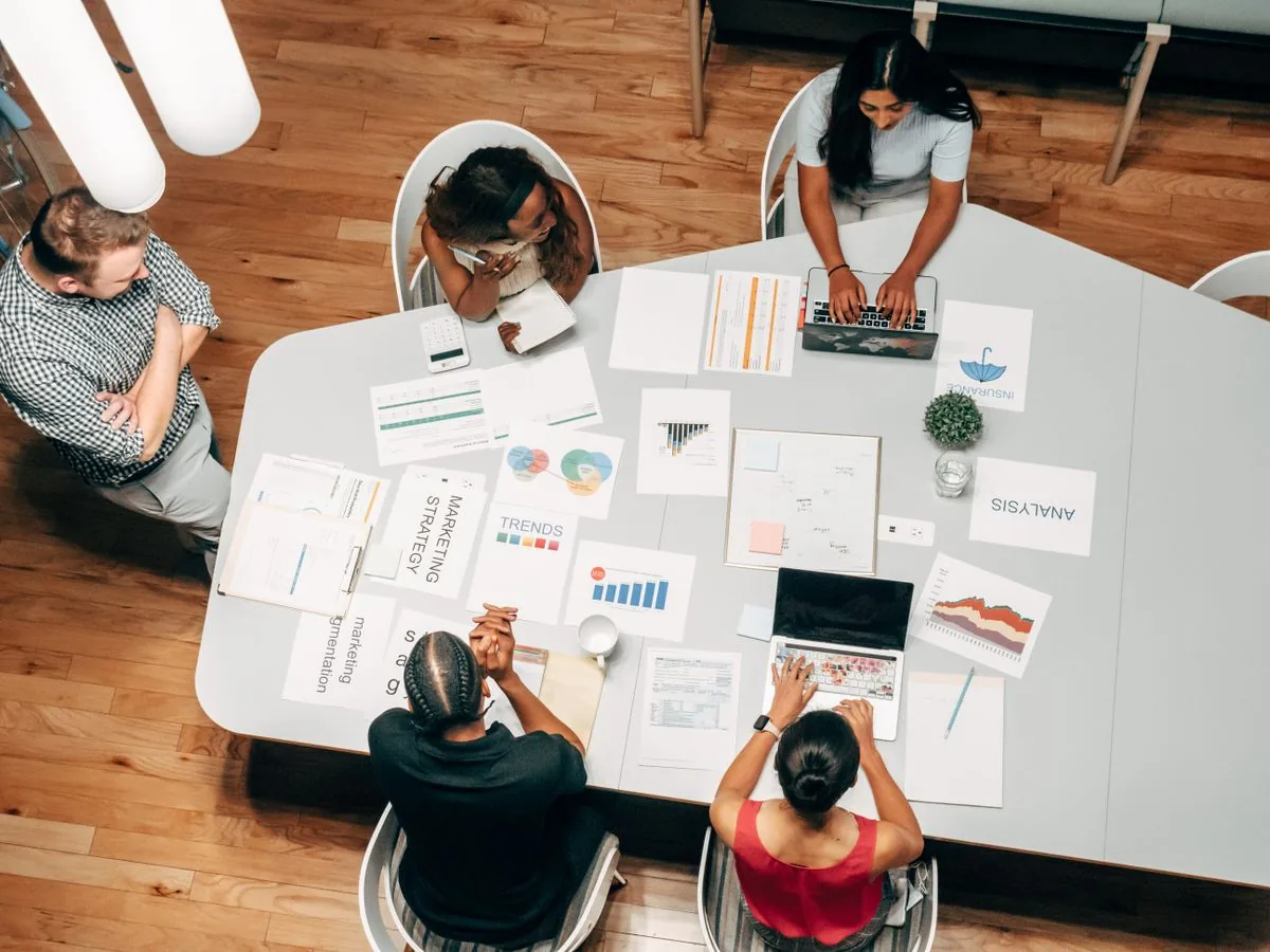 Profissionais de diferentes setores em ambiente de trabalho