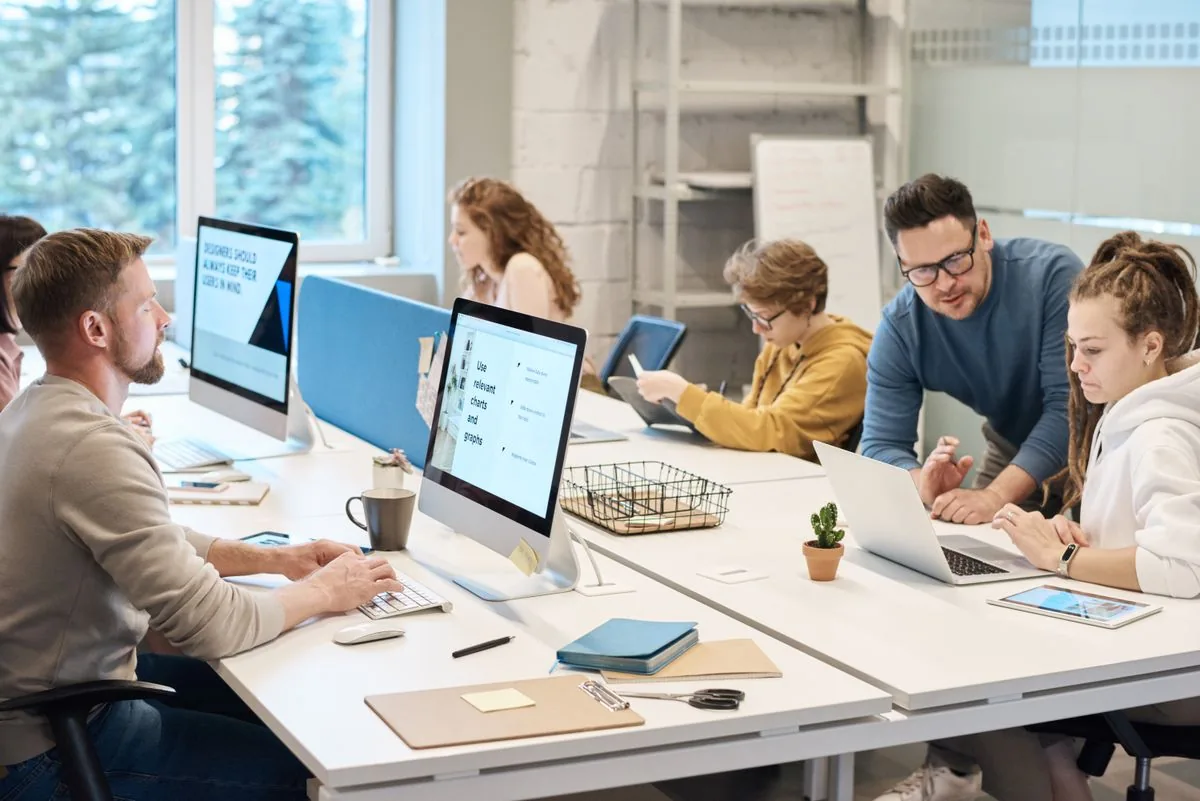 Equipe colaborando em escritório