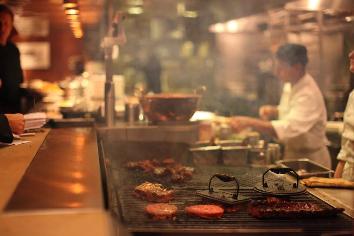 Chef preparando pratos em cozinha de restaurante